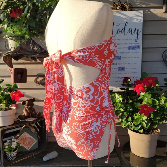 BEACH HOUSE ♡ Gorgeous Coral 'n White Strap(Less) Tie Back Adj Swimsuit 12 - Picture 4 of 17